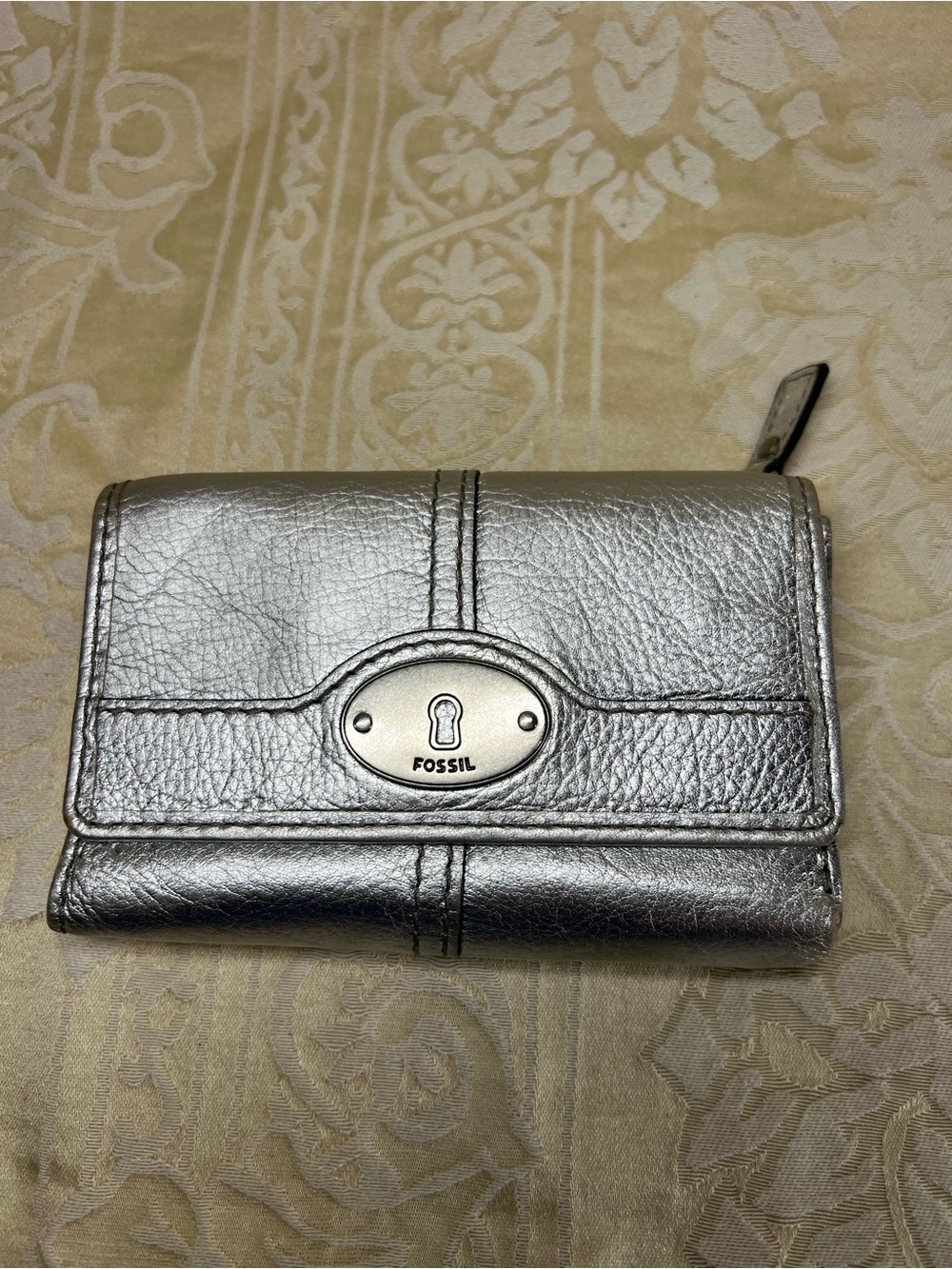 Fossil Silver Metallic Leather Trifold Wallet Keyhole Snap Organizer